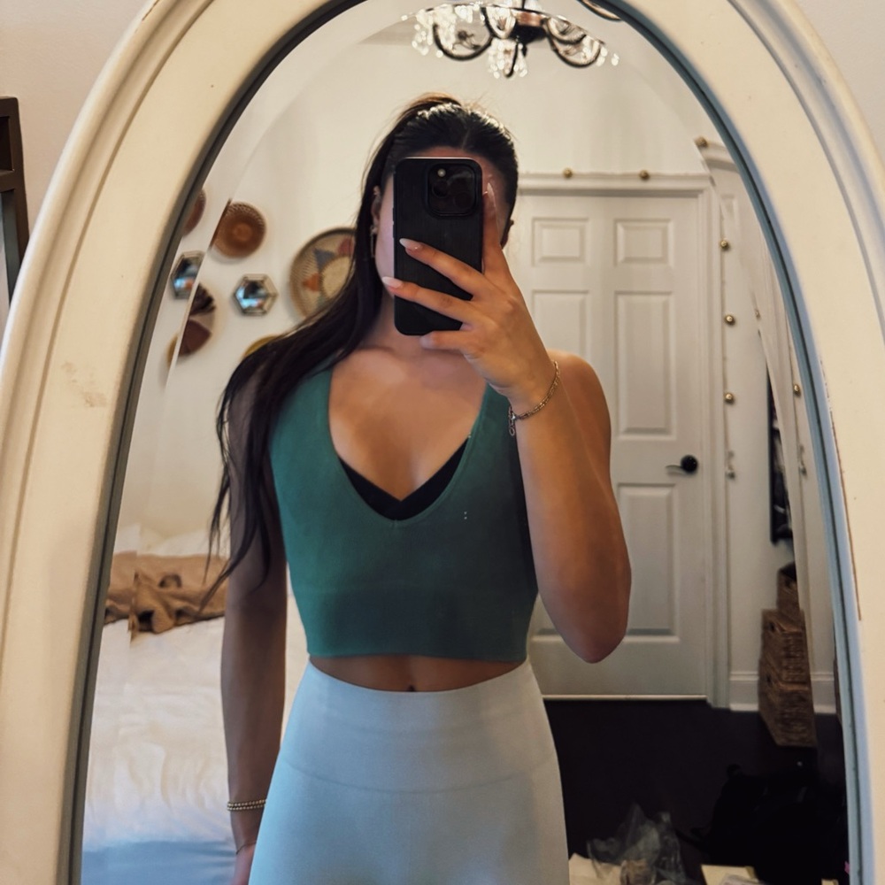 workout top - Picture 2 of 4